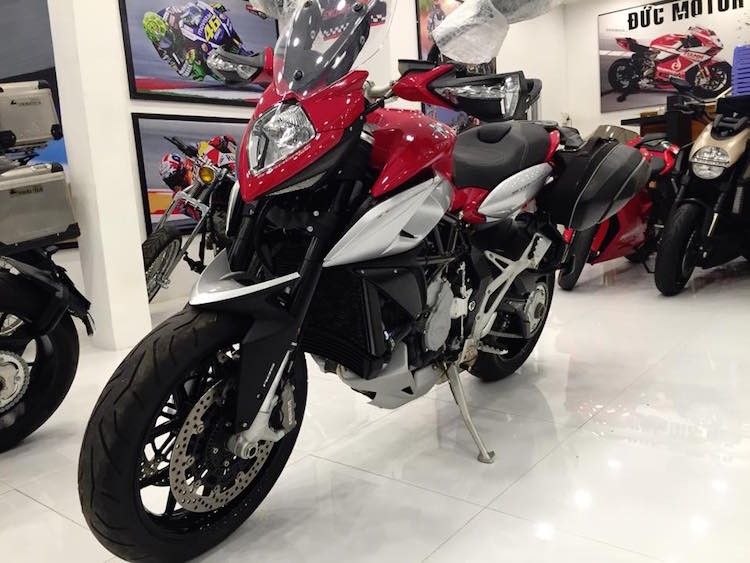 Stradale 800 là dòng  xe đa năng MV Agusta mới ra mắt tai triển lãm EICMA năm ngoái, nhằm hoàn thành dòng sản phẩm của hãng, vốn đã có những mẫu adventure, sportbike, naked bike và power cruiser khác nhau.